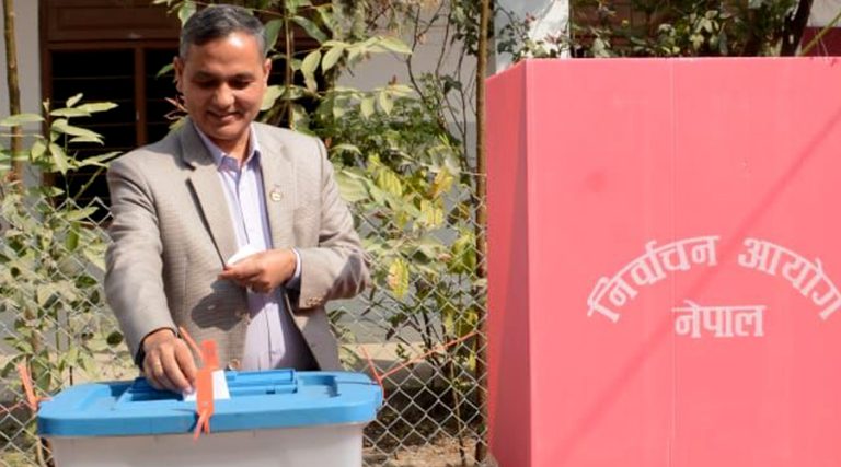 गृहमन्त्री अर्यालले ललितपुर-३ मा गरे मतदान