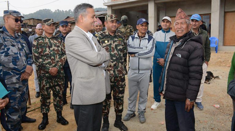गृहमन्त्रीले गरे मतदान केन्द्रहरूको अनुगमन