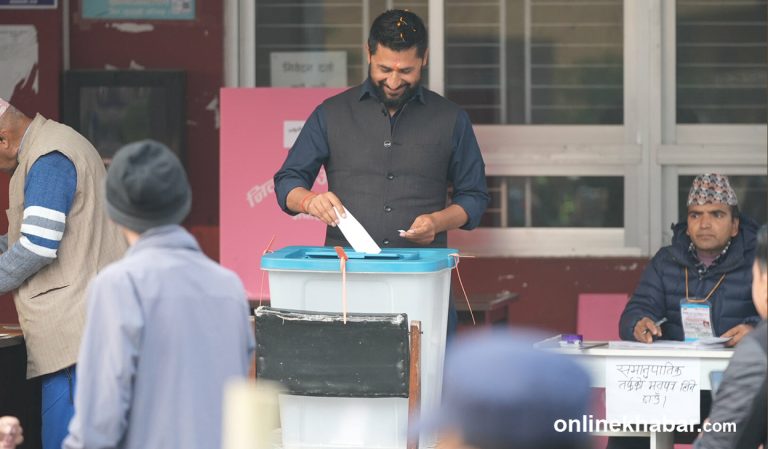 रवि र बालेनले गरे मतदान