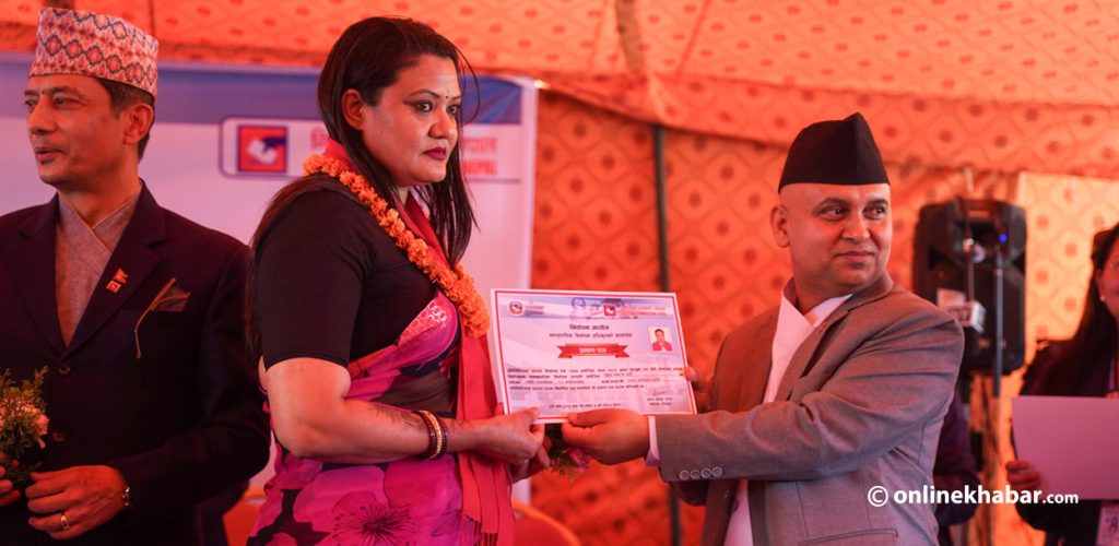 अरू मुस्कुराइरहे, उनको आँसु झरिरह्यो