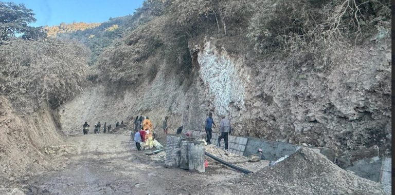 जीर्ण बनेको राप्ती लोकमार्गमा धमाधम स्तरोन्नति हुँदै