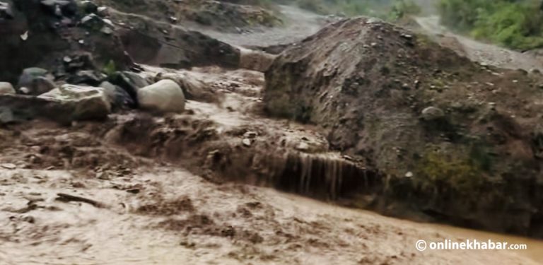 रोशी खोलामा बाढी : ७ जना फसे, उद्धार हुँदै