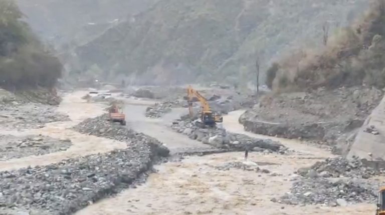 रोशी खोलाको बाढीले बगाएर एक जनाको मृत्यु, बिपी राजमार्ग अवरुद्ध