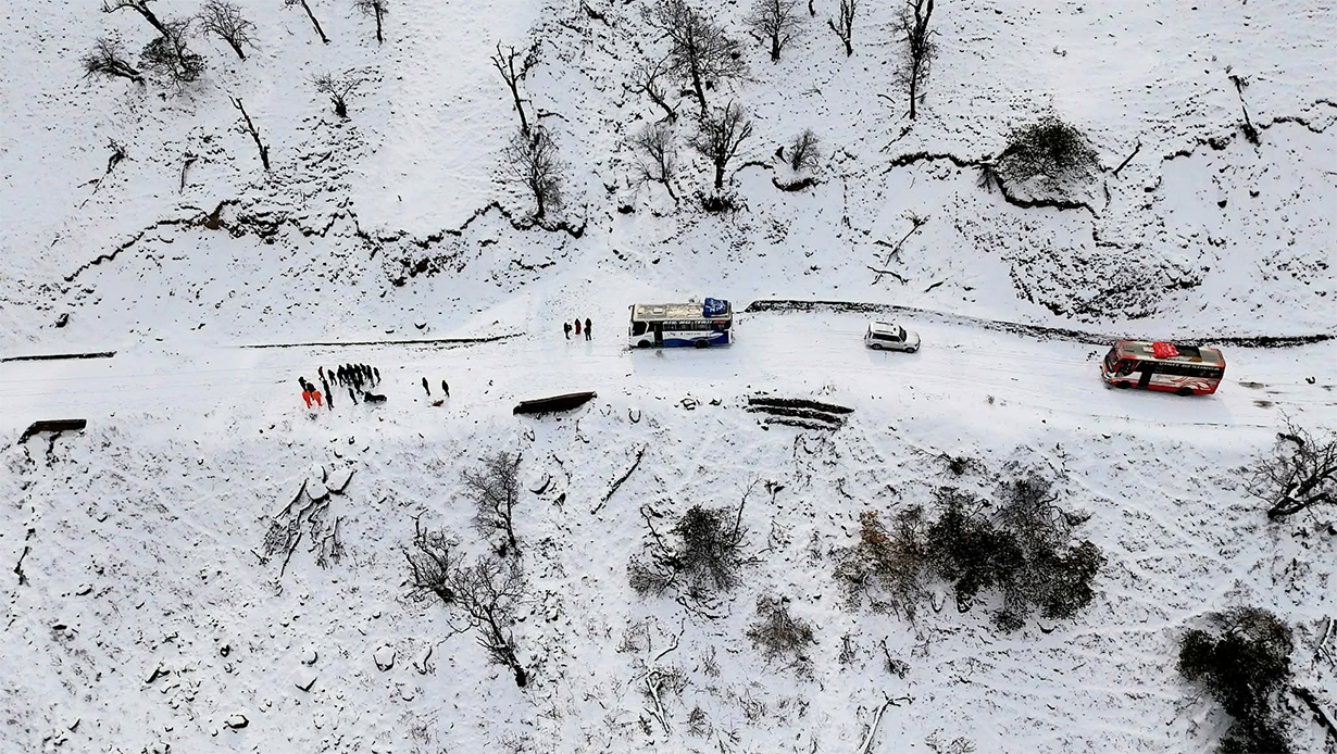 हिमपातले मध्यपहाडी लोकमार्ग अवरुद्ध, रुकुमपूर्वमा २५० बढी यात्रु अलपत्र