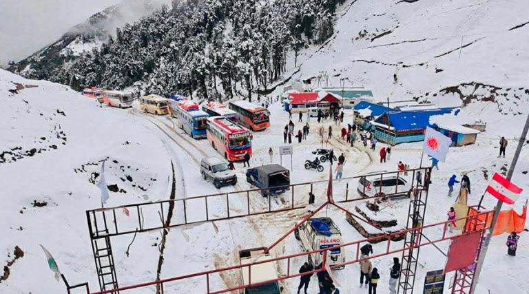 हिमपातले अलपत्र यात्रुको उद्धार