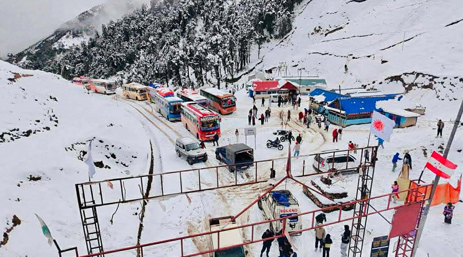 हिमपातले अलपत्र यात्रुको उद्धार