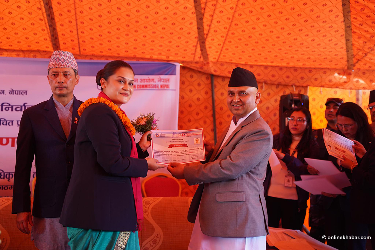 समानुपातिक सांसदले बुझे प्रमाणपत्र (तस्वीरहरू)