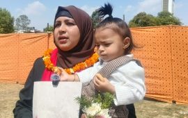 डेढ वर्षीया छोरी बोकेर प्रमाणपत्र लिन आइपुगिन् सांसद समिना मिया