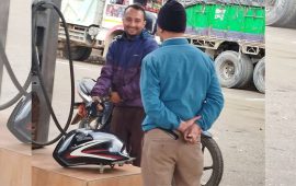 मोटरसाइकलको ट्यांकी बोकेर पेट्रोल भर्न आएपछि…