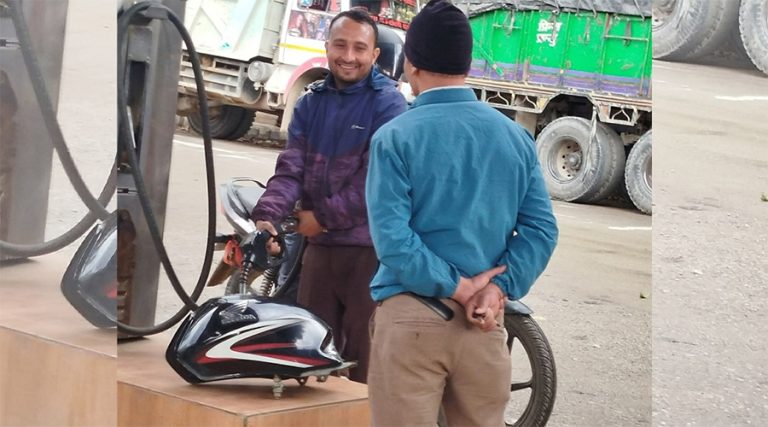 मोटरसाइकलको ट्यांकी बोकेर पेट्रोल भर्न आएपछि…