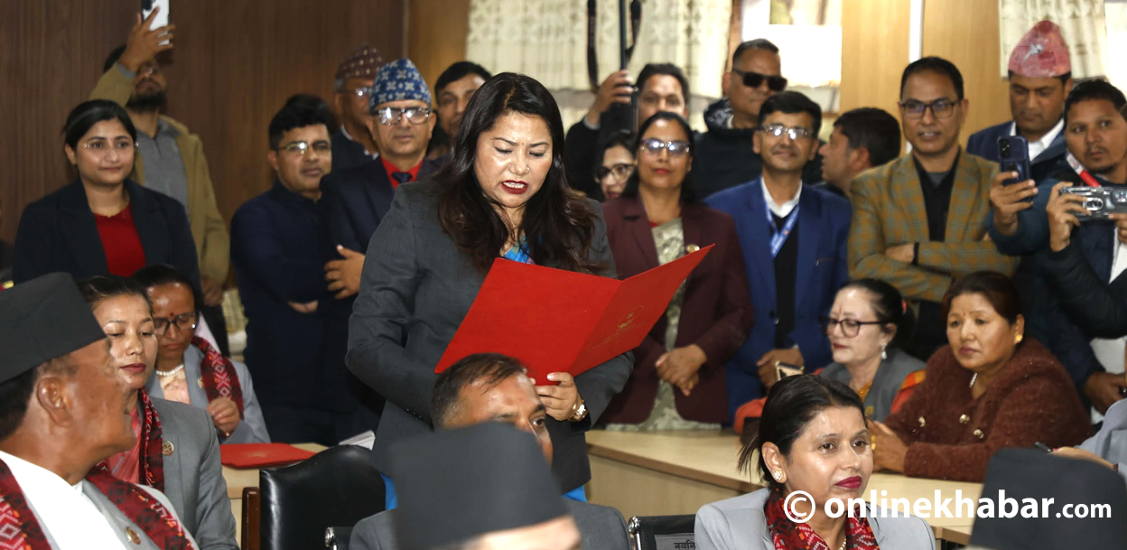 शपथ समारोहमा ढिलो पुगिन् रामकुमारी, एक्लै लिइन् शपथ