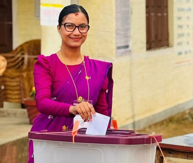 सोबिताले चितवनबाट गरिन् मतदान, भनिन्- निर्वाचन निष्पक्ष होस्