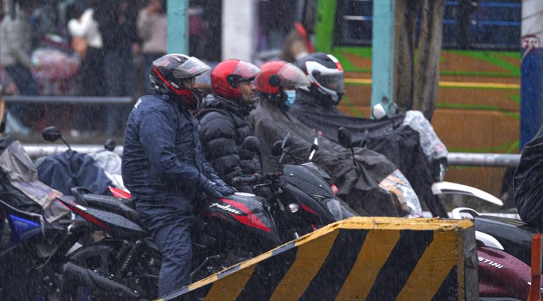 काठमाडौंमा वर्षाले बढायो ट्राफिक जाम