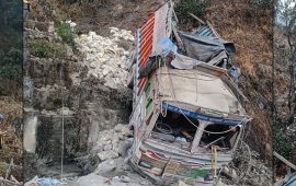 बैतडीमा ट्रक दुर्घटना, आमा-छोरासहित ४ जना घाइते