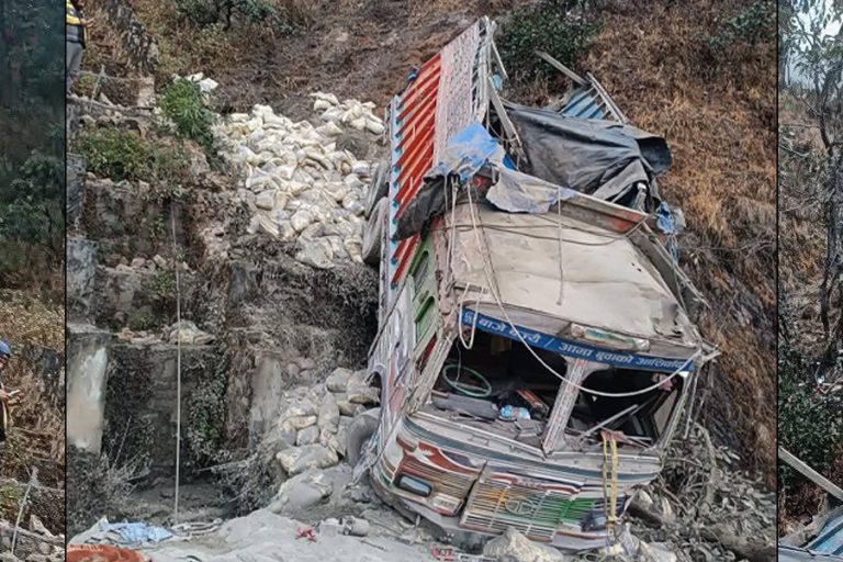 बैतडीमा ट्रक दुर्घटना, आमा-छोरासहित चार जना घाइते