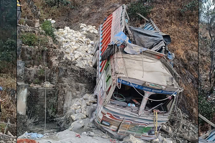 बैतडीमा ट्रक दुर्घटना, आमा-छोरासहित चार जना घाइते