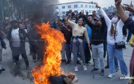 कार्की आयोगको प्रतिवेदन जलाउँदै सडकमा एमाले कार्यकर्ताको विरोध