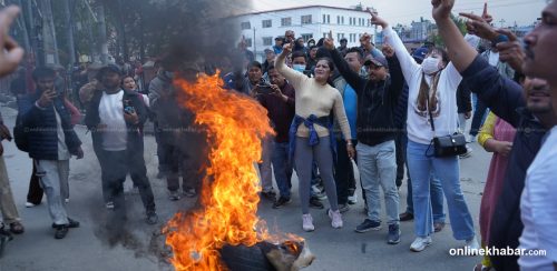कार्की आयोगको प्रतिवेदन जलाउँदै सडकमा एमाले कार्यकर्ताको विरोध