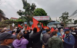 र्‍यालीसहित विरोध पत्र बुझाउन ललितपुर सीडीओ कार्यालयमा एमाले कार्यकर्ता