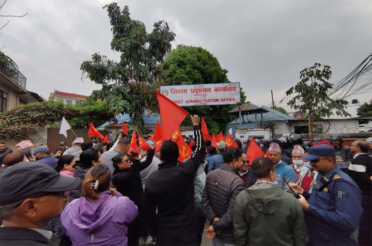 र्‍यालीसहित विरोध पत्र बुझाउन ललितपुर सीडीओ कार्यालयमा एमाले कार्यकर्ता