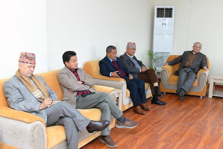 बादलको अध्यक्षमा बस्यो एमाले बैठक