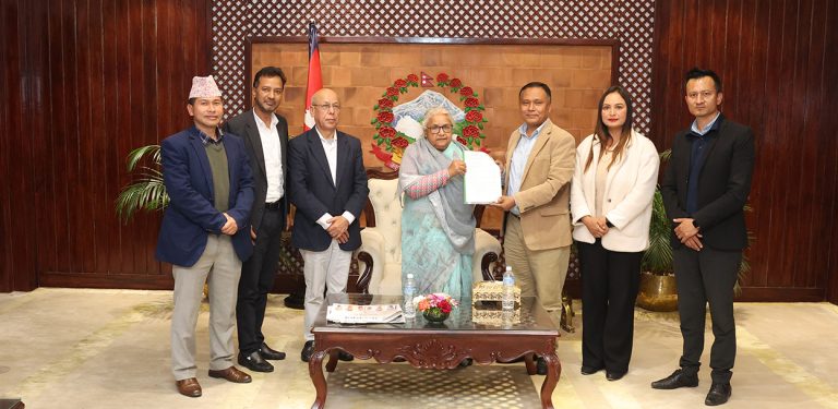 प्रधानमन्त्रीलाई उज्यालो नेपाल पार्टीले बुझायो ज्ञापन