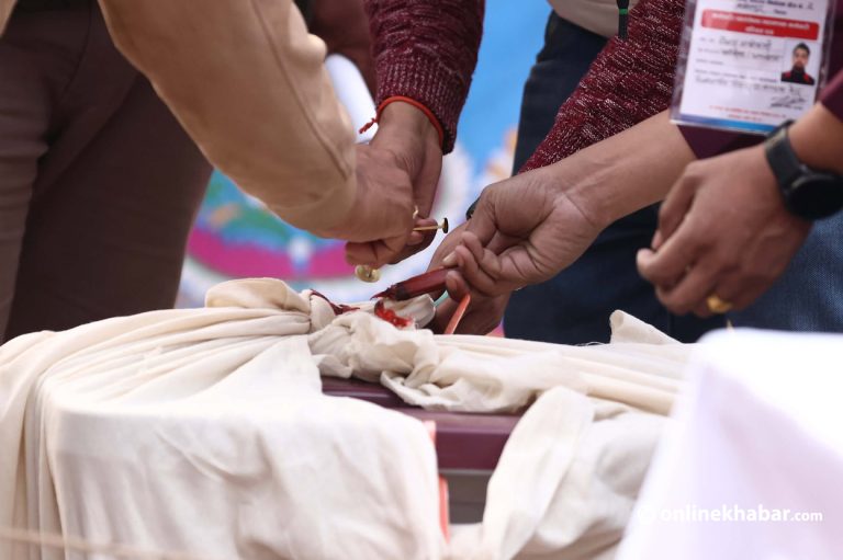 ओखलढुंगाको मानेभञ्ज्याङ-७ मा कर्मचारीले मात्रै खसाले ४ भोट, स्थानीयको बहिष्कार