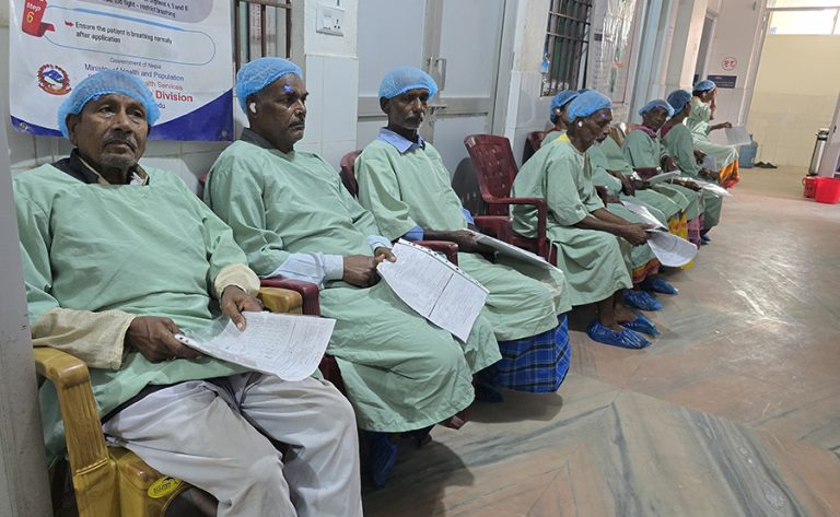 मिर्चैयामा निःशुल्क आँखा शिविर, ३१२ जनाले पाए नयाँ दृष्टि