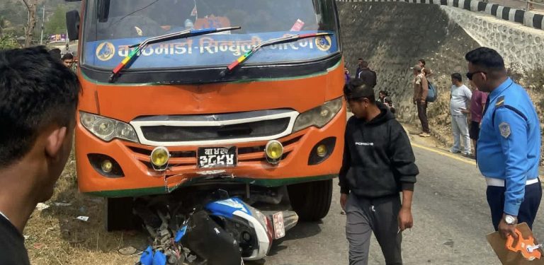 सिन्धुलीमा बसले स्कुटरलाई ठक्कर दिँदा एक जनाको मृत्यु