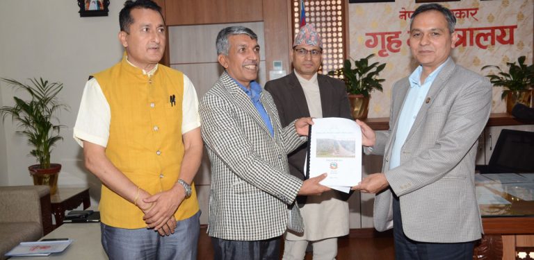 धादिङ बस दुर्घटना छानबिन कार्यदलको प्रतिवेदन गृहमन्त्रीलाई बुझाइयो