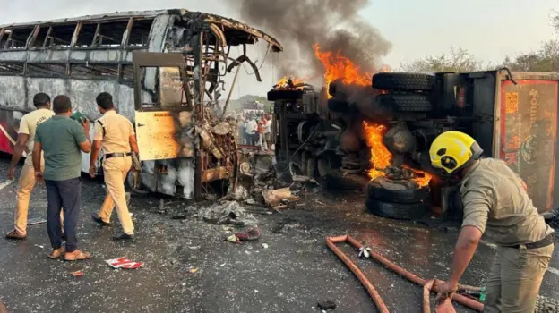 भारतको आन्ध्र प्रदेशमा बस र ट्रक ठोक्किँदा १४ जनाको मृत्यु