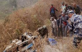 रामेछाप दुर्घटना : मतदान अधिकृतको पनि मृत्यु, ७ जनालाई हेलिकप्टरबाट काठमाडौं पठाइयो