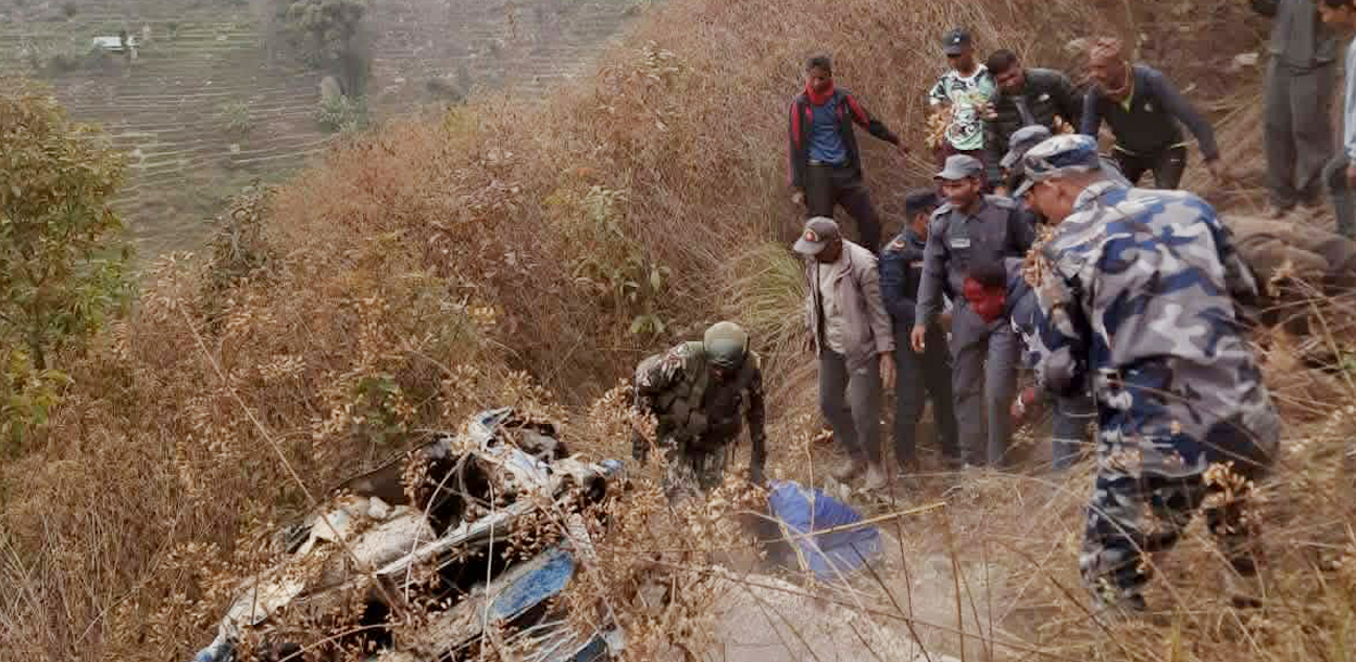 रामेछाप दुर्घटना : मतदात अधिकृतको पनि मृत्यु, ७ जनालाई हेलिकप्टरबाट काठमाडौं पठाइयो