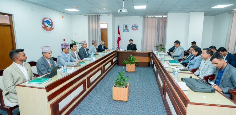 एमाले सांसदले भने- कर्मचारीतन्त्र खत्तम, बालेनको जवाफ- यसको जड तपाईंहरू नै हो