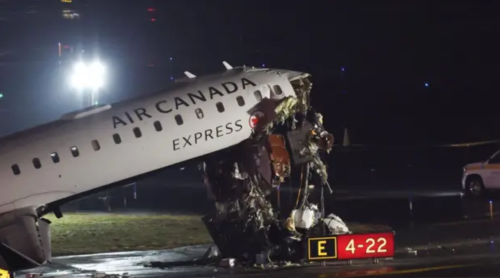 न्यूयोर्क विमानस्थलमा ट्रकसँग ठोक्कियो जहाज, धेरै घाइते