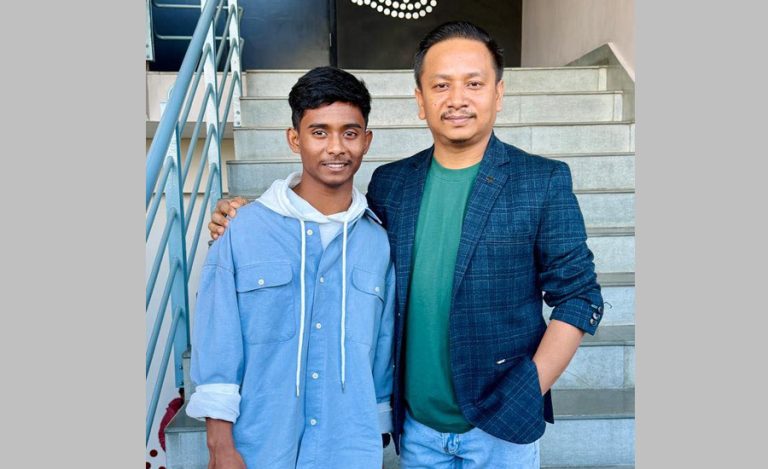 ८ वर्षपछि आफ्नै घर फर्किए अशोक दर्जी, झापाको स्कुलमा थाले पढाइ