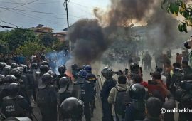 बबरमहल क्षेत्रमा बल्यो टायर, प्रहरीले गर्‍यो लाठीचार्ज