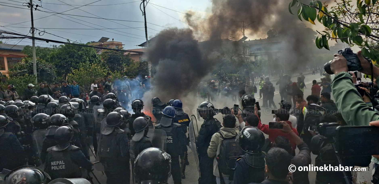 बबरमहल क्षेत्रमा बल्यो टायर, प्रहरीले गर्‍यो लाठीचार्ज