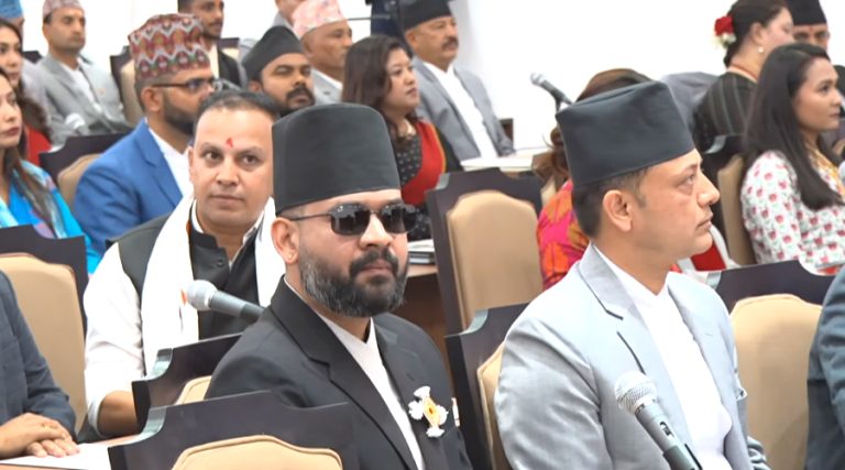 सिलाम साक्मा लगाएर शपथमा पुगे बालेन