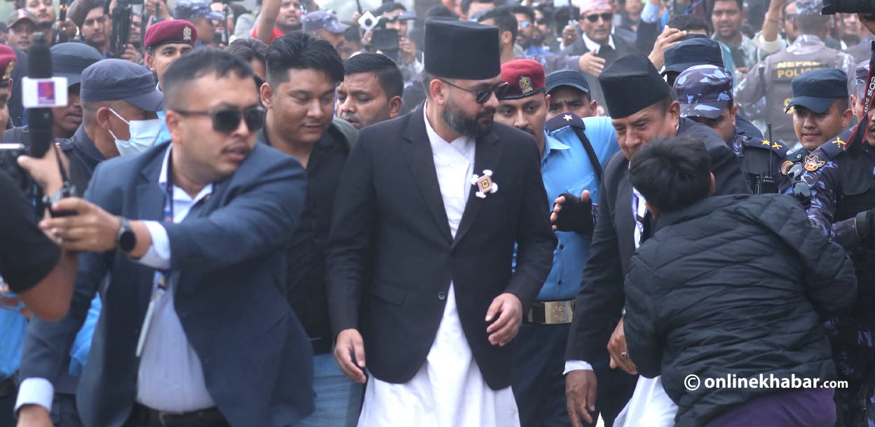 सिलाम साक्मा लगाएर शपथमा पुगे बालेन