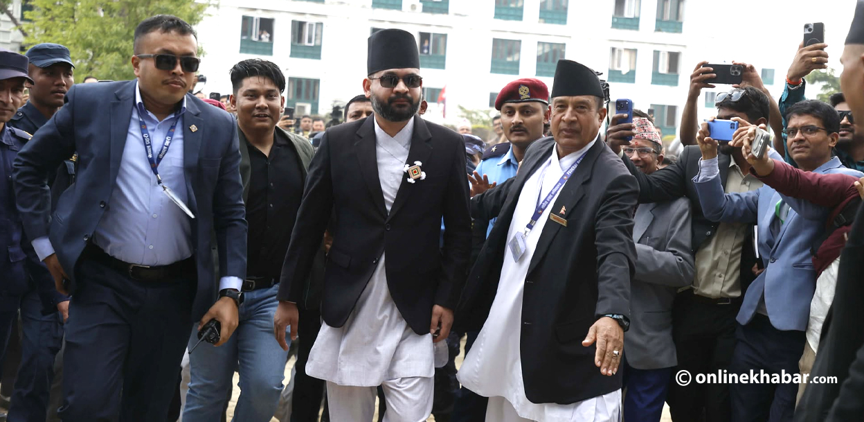 सिलाम साक्मा लगाएर शपथमा पुगे बालेन