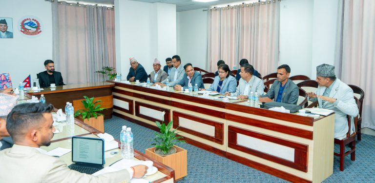 एमाले सांसदले भने- कर्मचारीतन्त्र खत्तम, बालेनको जवाफ- यसको जड तपाईंहरू नै हो