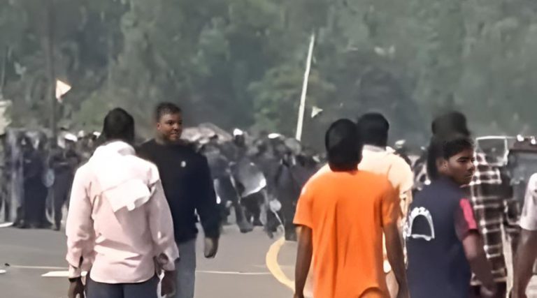 बर्दियामा अवरुद्ध सडक खुलाउने क्रममा झडप, ९ राउन्ड हवाई फायर