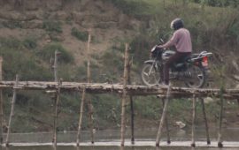 पुल नहुँदा जोखिमपूर्ण यात्रा : बाँसको पुलमै निर्भर मर्चवारका बासिन्दा