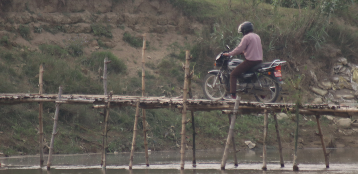 पुल नहुँदा जोखिमपूर्ण यात्रा : बाँसको पुलमै निर्भर मर्चवारका बासिन्दा