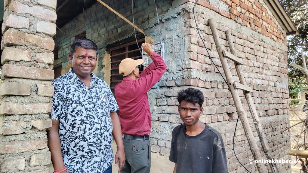 हुकिङ गर्दा करेन्ट लागेर श्रीमती गुमाएका माझीको घरमा बल्ल मिटर जडान