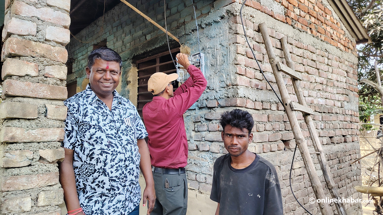 हुकिङ गर्दा करेन्ट लागेर श्रीमती गुमाएका माझीको घरमा बल्ल मिटर जडान