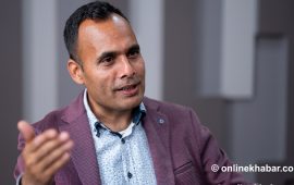 सञ्चारमन्त्रीको प्रश्न : मन्त्रीलाई आइफोन दिने भ्रामक कथा कसले कल्पना गर्‍यो ?