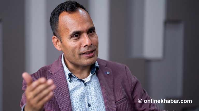 सञ्चारमन्त्रीको प्रश्न : मन्त्रीलाई आइफोन दिने भ्रामक कथा कसले कल्पना गर्‍यो ?