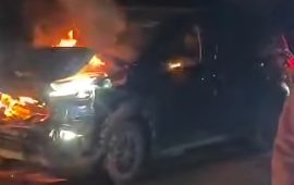 जिपसँग ठोक्किएपछि भारतीय नम्बरको कारमा आगलागी